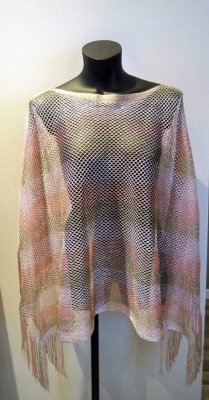 Rosa randig poncho. Bit'avant