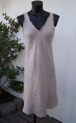 Beige Knälång Ärmlös Linneklänning. Made in Italy