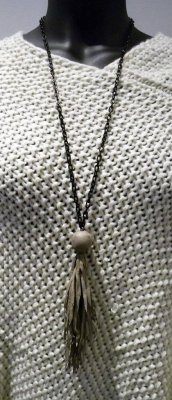Halsband med beige läderkula och tofs