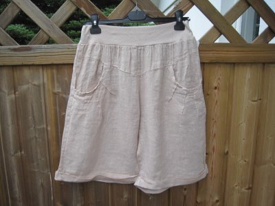 Beige Knälånga Lätta Linneshorts. Made in Italy