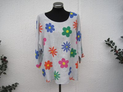 Ljusgrå bomullsblus med färgglada blommor. Made in Italy